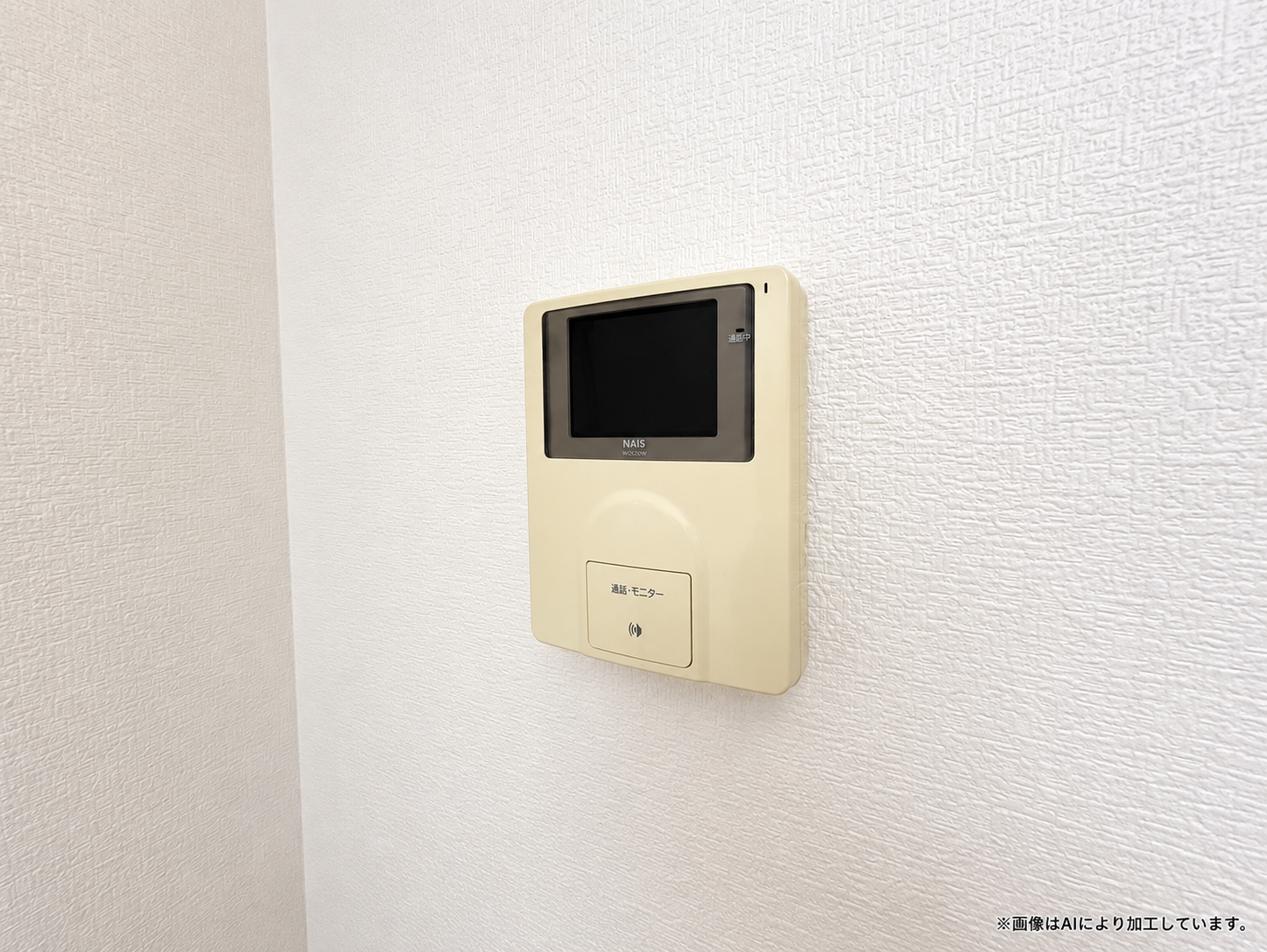 壁に設置されたベージュ色のインターホン