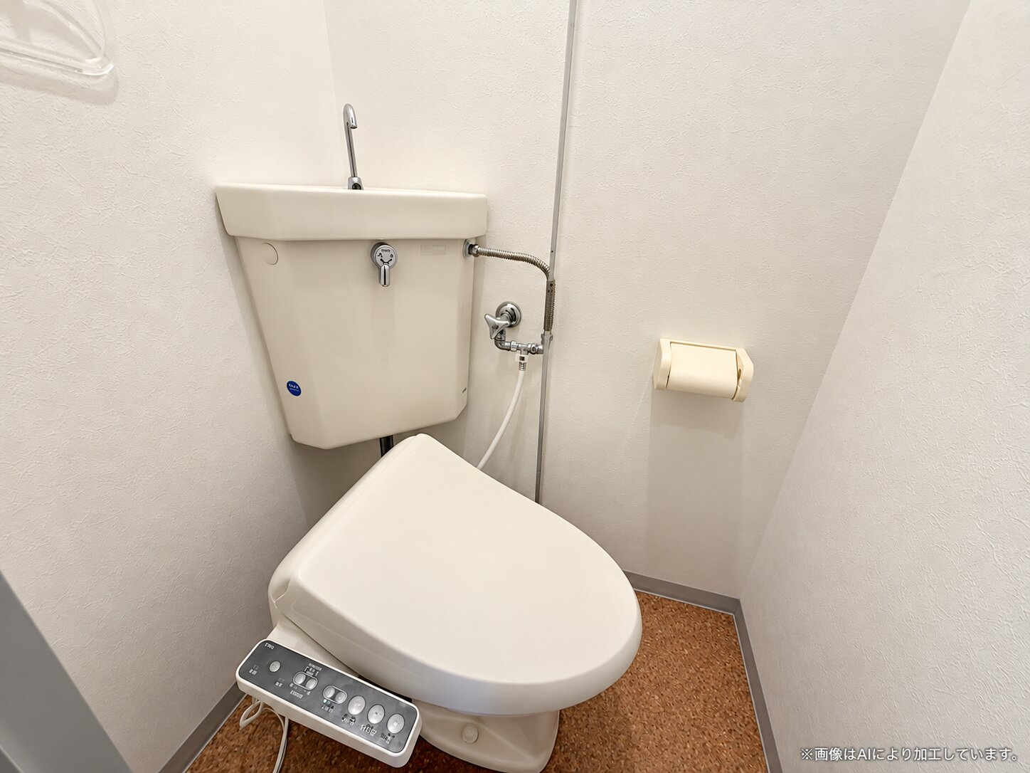 清潔で明るいタンク付きトイレ空間