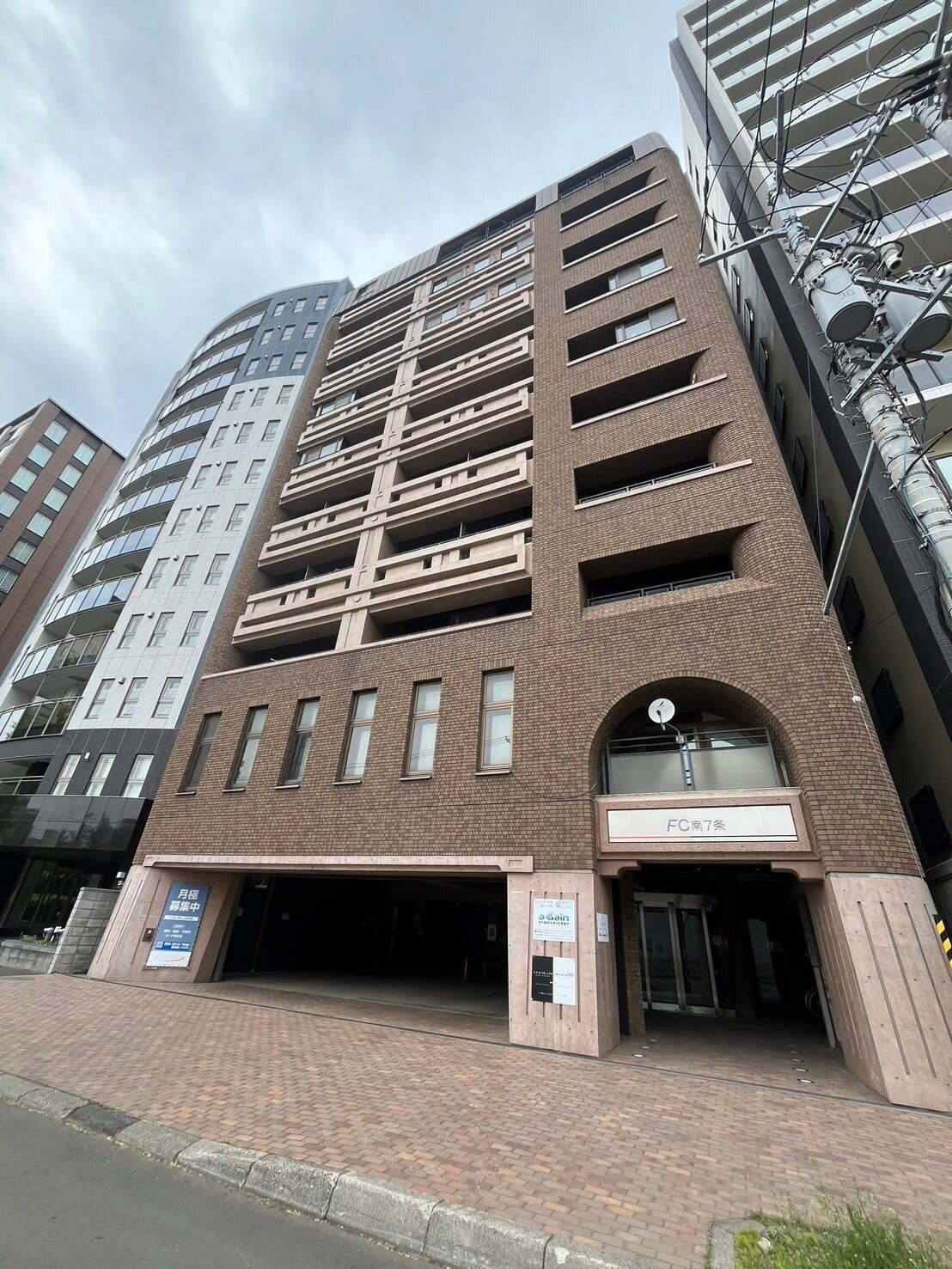 LINE_ALBUM_FC南7条 外観共用部_240520_2